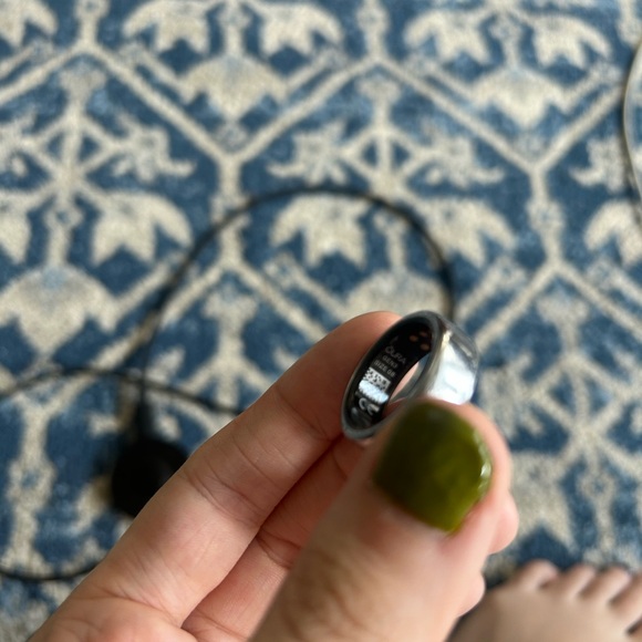Oura Ring Gen 3 - size 8 silver with Charger - Picture 5 of 6